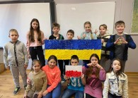 Klasa III B w ramach solidarności z Ukrainą wspólnie przygotowała flagę 